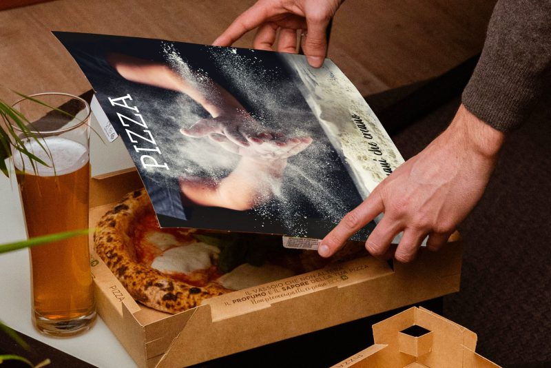 Déposez la pizza & refermez avec le couvercle